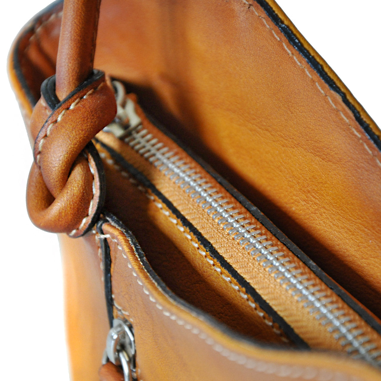 Pratesi Shoulder Bag Consuma Small in genuine Italian leather - Vegetable Tanned Italian Leather Fuxia
